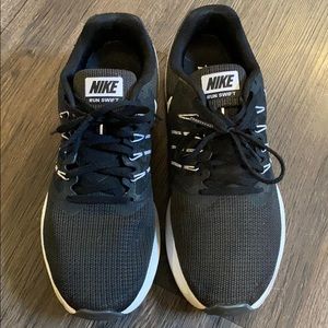 Nike Run Swift Tennis Shoes